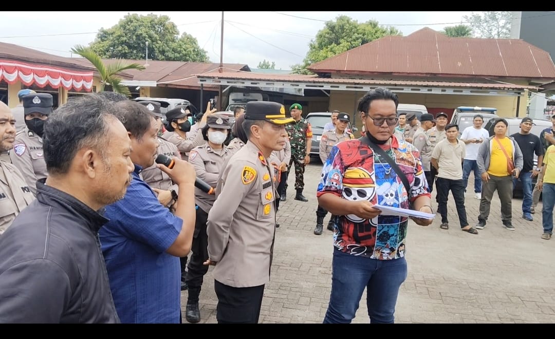 Polsek Pancur Batu Sambut Aksi Unjuk Rasa Damai dari Aliansi Masyarakat Kabupaten Deli Serdang Dengan Humanis