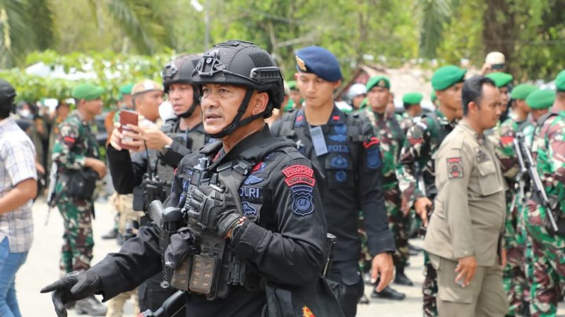 Brimob Polda Sumut, TNI, dan Pemprov Sumut Bongkar Bangunan liar