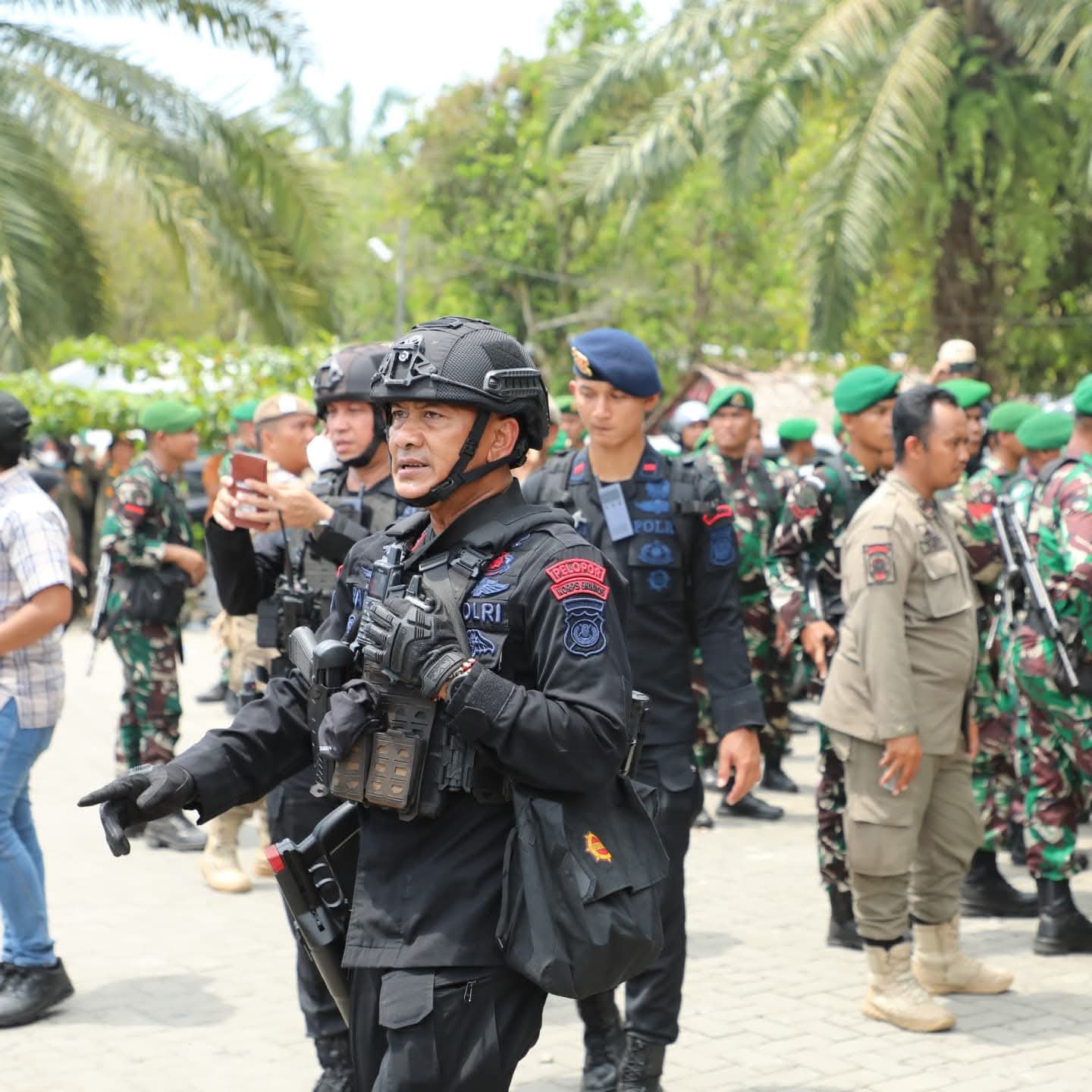 Brimob Polda Sumut, TNI, dan Pemprov Sumut Bongkar Bangunan liar