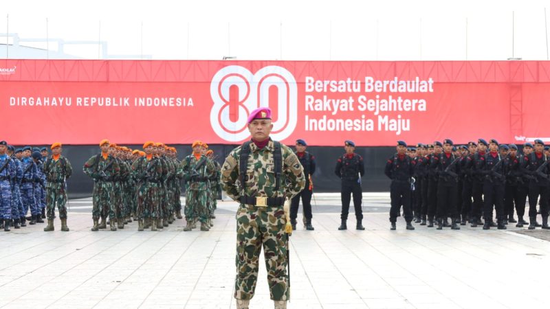 Danyonmarhanlan l Jabat Komandan Upacara Pada Upacara Penurunan Bendera HUT Ke-80 RI Di Wilayah Sumatera Utara