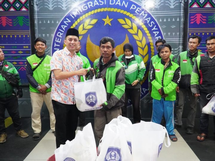 Rutan Kelas I Medan Bagikan 50 Paket Bansos kepada Pengemudi Ojek Online