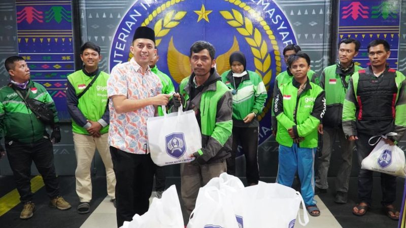 Rutan Kelas I Medan Bagikan 50 Paket Bansos kepada Pengemudi Ojek Online