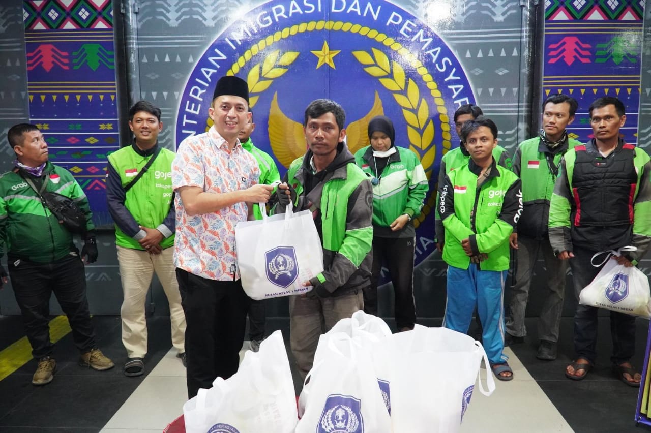 Rutan Kelas I Medan Bagikan 50 Paket Bansos kepada Pengemudi Ojek Online