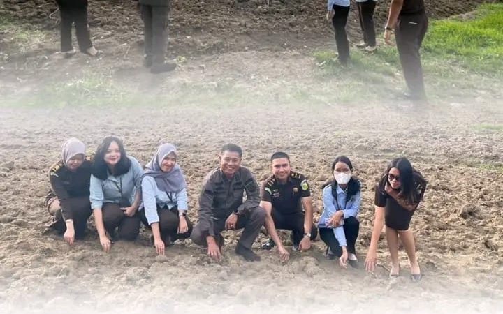 Kejaksaan Negeri Samosir Dukung Ketahanan Pangan: Peninjauan Lokasi Penanaman Jagung di Desa Simamarta