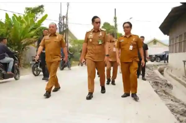 Wali Kota. Medan Meninjau Hasil Pembetonan Jalan Pantai Harapan, Kelurahan Sunggal, Kecamatan Medan Sunggal