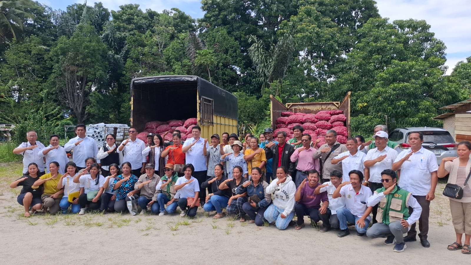 Bupati Samosir Serahkan Bantuan Saprodi Bawang Merah dan Cabai Merah kepada Petani