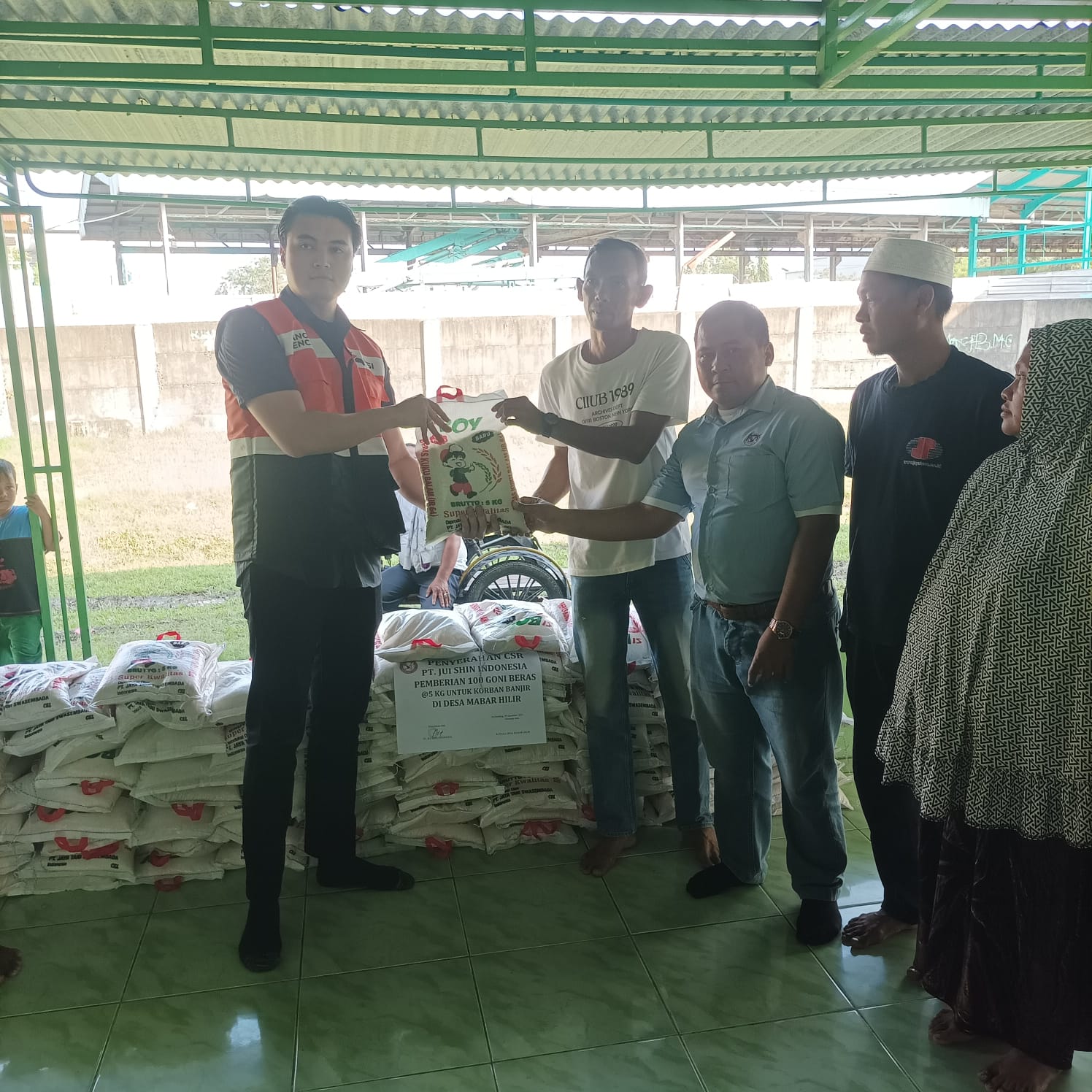 PT Jui Shin Indonesia salurkan Bansos Di Mabar Hilir