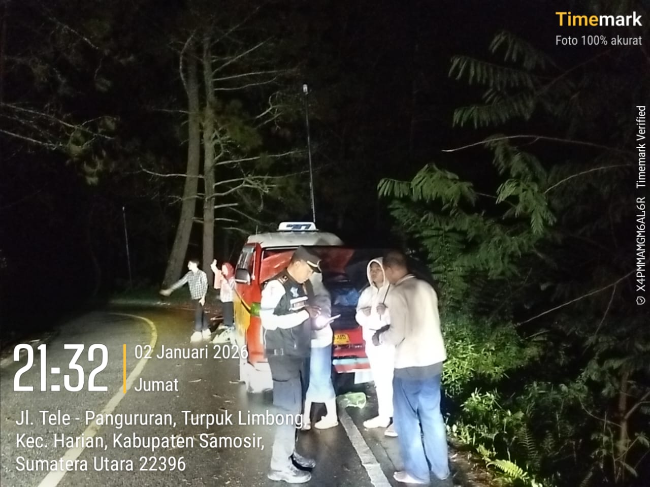 Polres Samosir Bantu Mobil Rusak di Perbukitan Tele, Masyarakat Apresiasi 