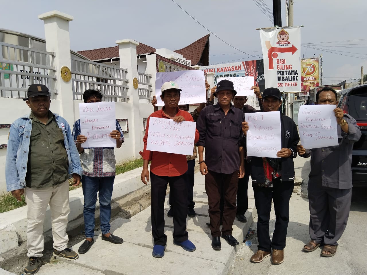 Warga Sihotang Hadiri Praperadilan Kasus Korupsi Bansos PENA : ‘Bantuan Diberikan Barang, Nilai Tidak Sampai Rp5 Juta 