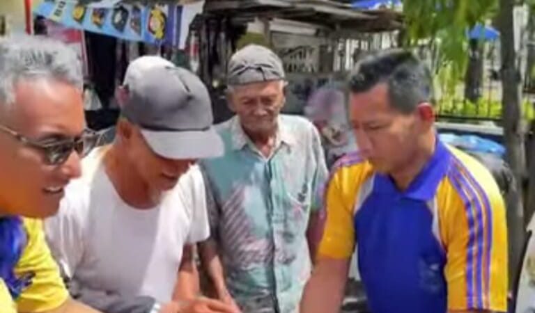 Kombes Pol Reza Chairul Akbar Sidiq Pimpin Aksi Kepedulian: Polantas Sumbar Bagikan Nasi Bungkus Hangat di Jalanan