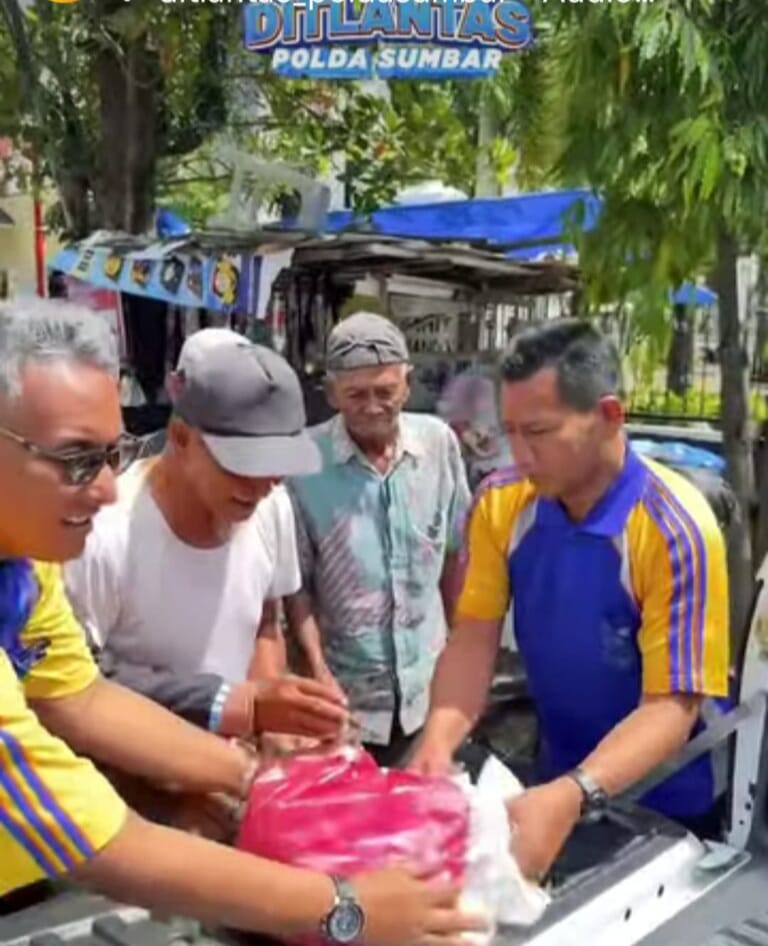 Kombes Pol Reza Chairul Akbar Sidiq Pimpin Aksi Kepedulian: Polantas Sumbar Bagikan Nasi Bungkus Hangat di Jalanan
