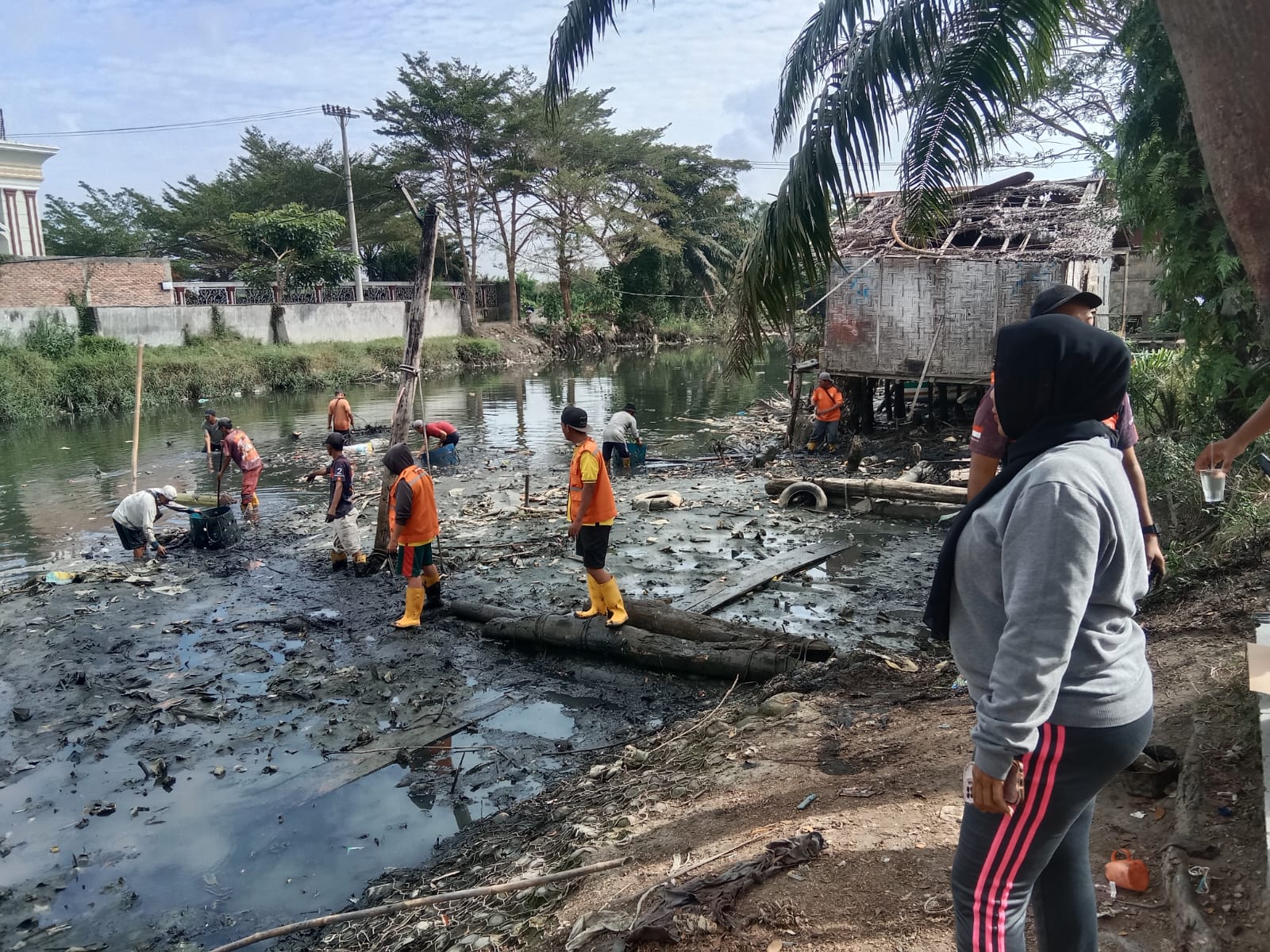 Mantap…Koordinator P3SU Bersama Warga Kelurahan Terjun Bersihkan Sungai Bedera dari Limbah Sampah