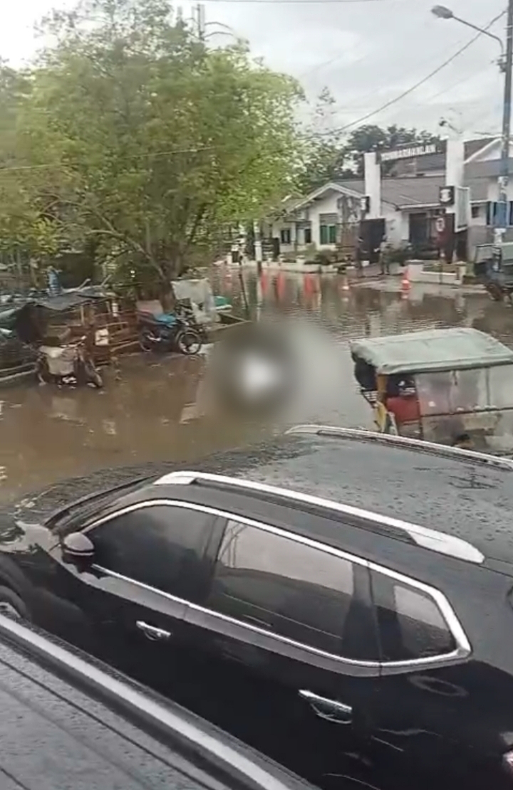 Hujan Sedikit, Jalan Kampar Belawan Langsung Banjir: Warga Soroti Tidak Adanya Saluran Pembuangan Air di Pagar Laut