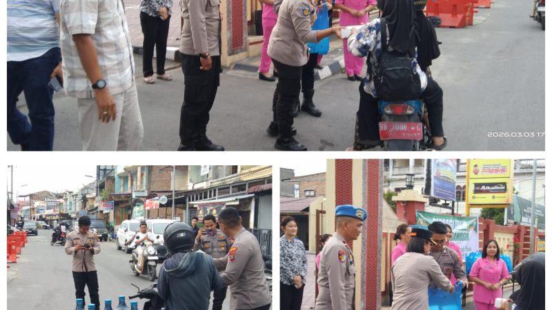 Polres Samosir Bagikan Takjil, Wujud Kepedulian di Bulan Ramadan 