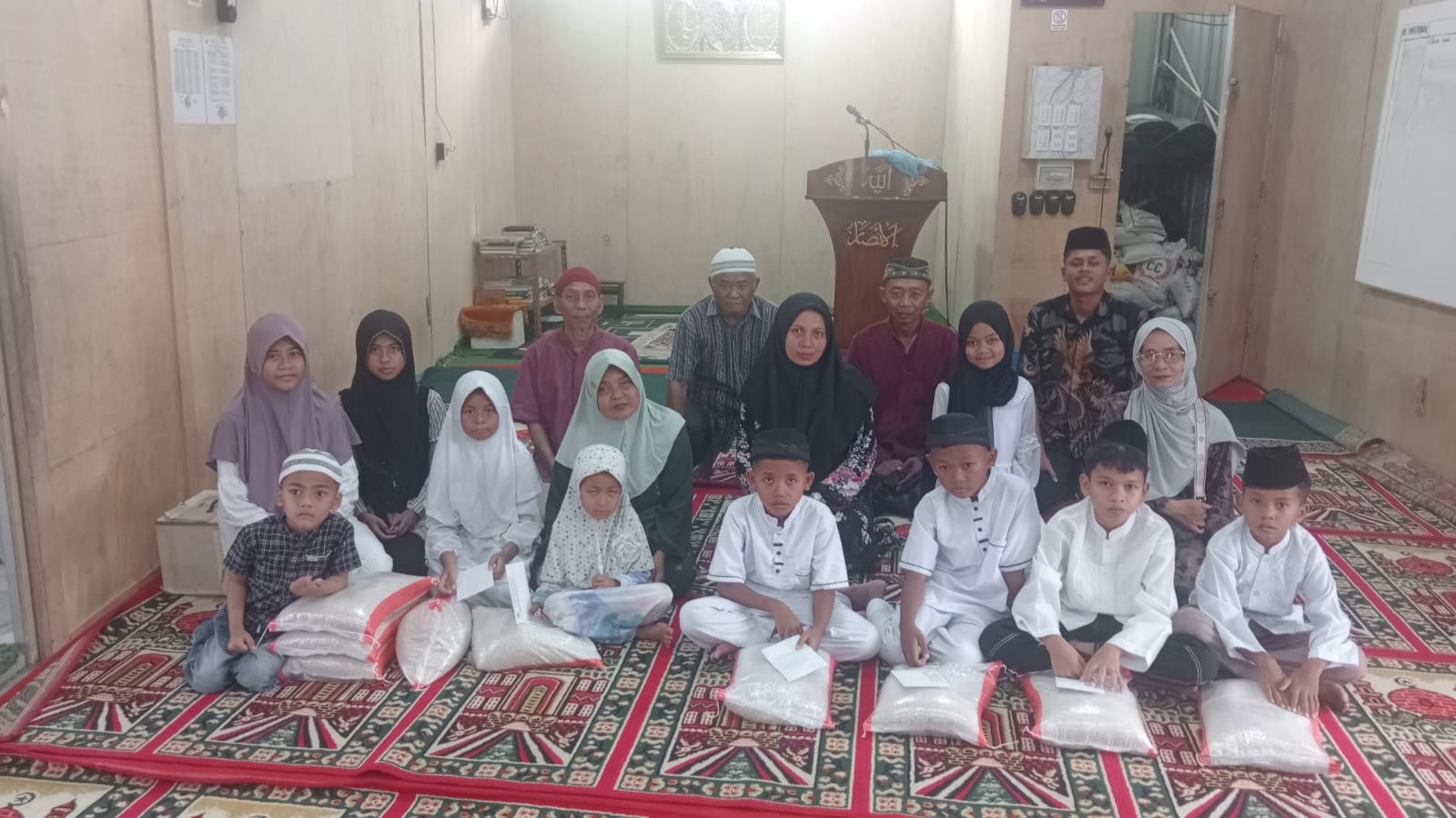 Jemaah Masjid Jami Al-Ikhlas Santuni Anak Yatim