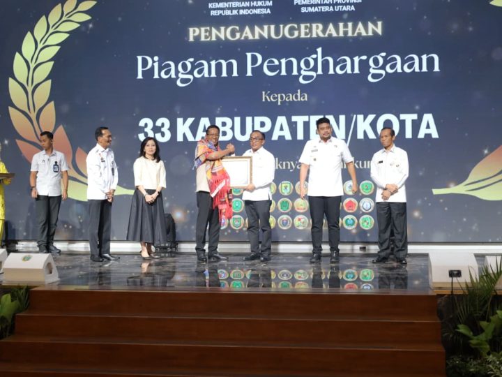 “Posbankum Hadir Hingga Desa, Wakil Bupati Samosir Terima Penghargaan di Medan”