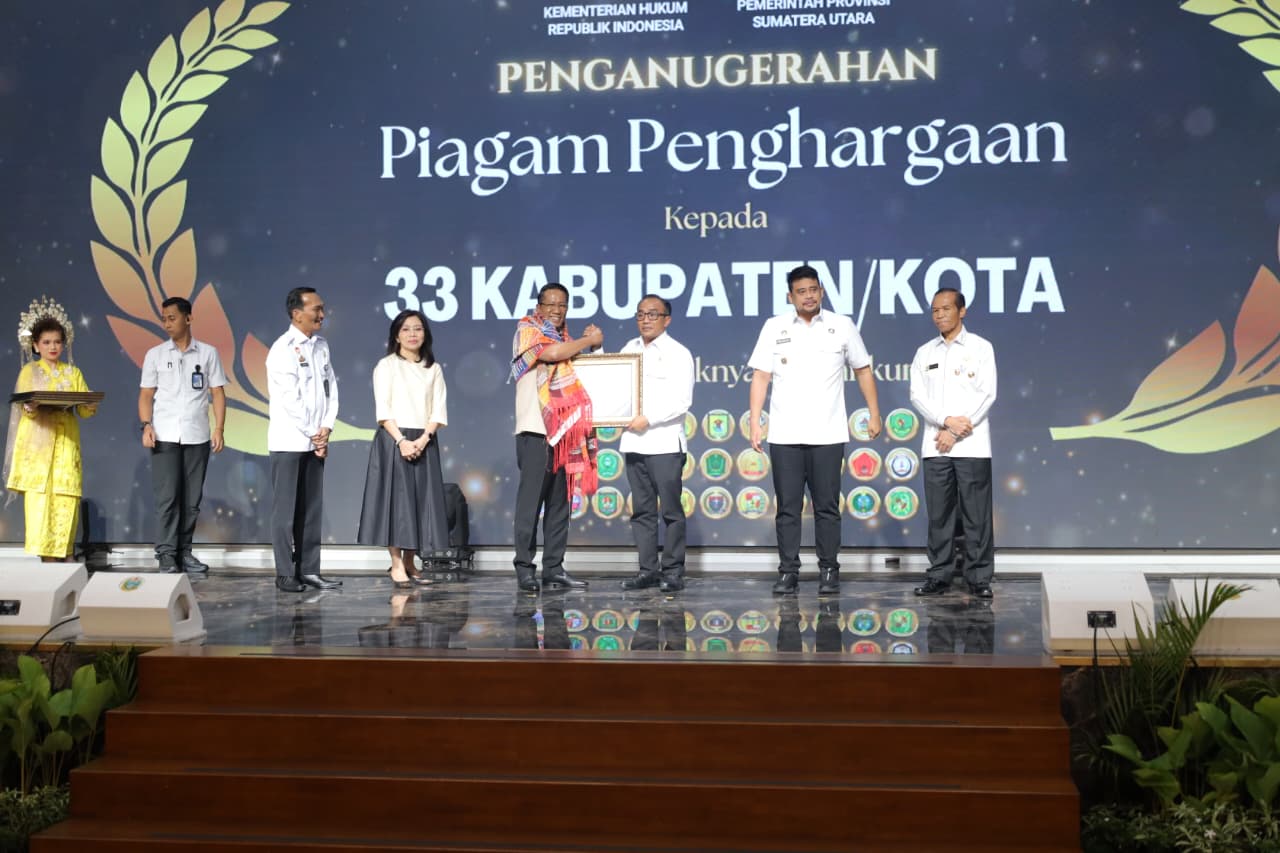 “Posbankum Hadir Hingga Desa, Wakil Bupati Samosir Terima Penghargaan di Medan”