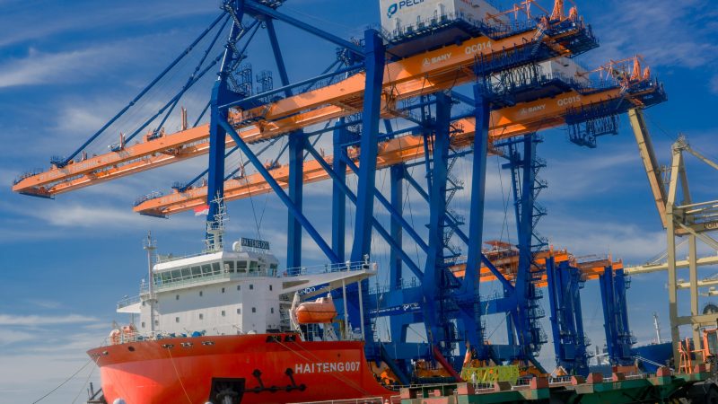 Penguatan Infrastruktur Operasional Terminal Peti Kemas ,Perusahan Tambah QCC dan RTG