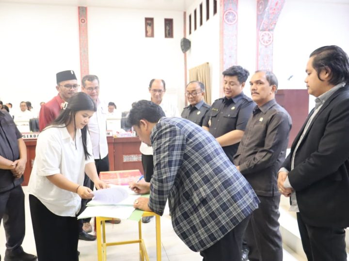 “Pemkab Samosir Dan DPRD Sahkan 2 Perda Baru : APBD 2025 dan Pengelolaan Sampah Jadi Prioritas”