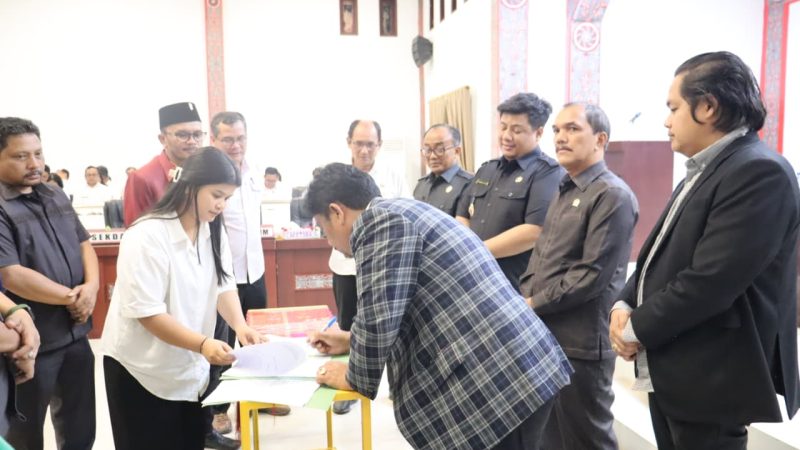 “Pemkab Samosir Dan DPRD Sahkan 2 Perda Baru : APBD 2025 dan Pengelolaan Sampah Jadi Prioritas”