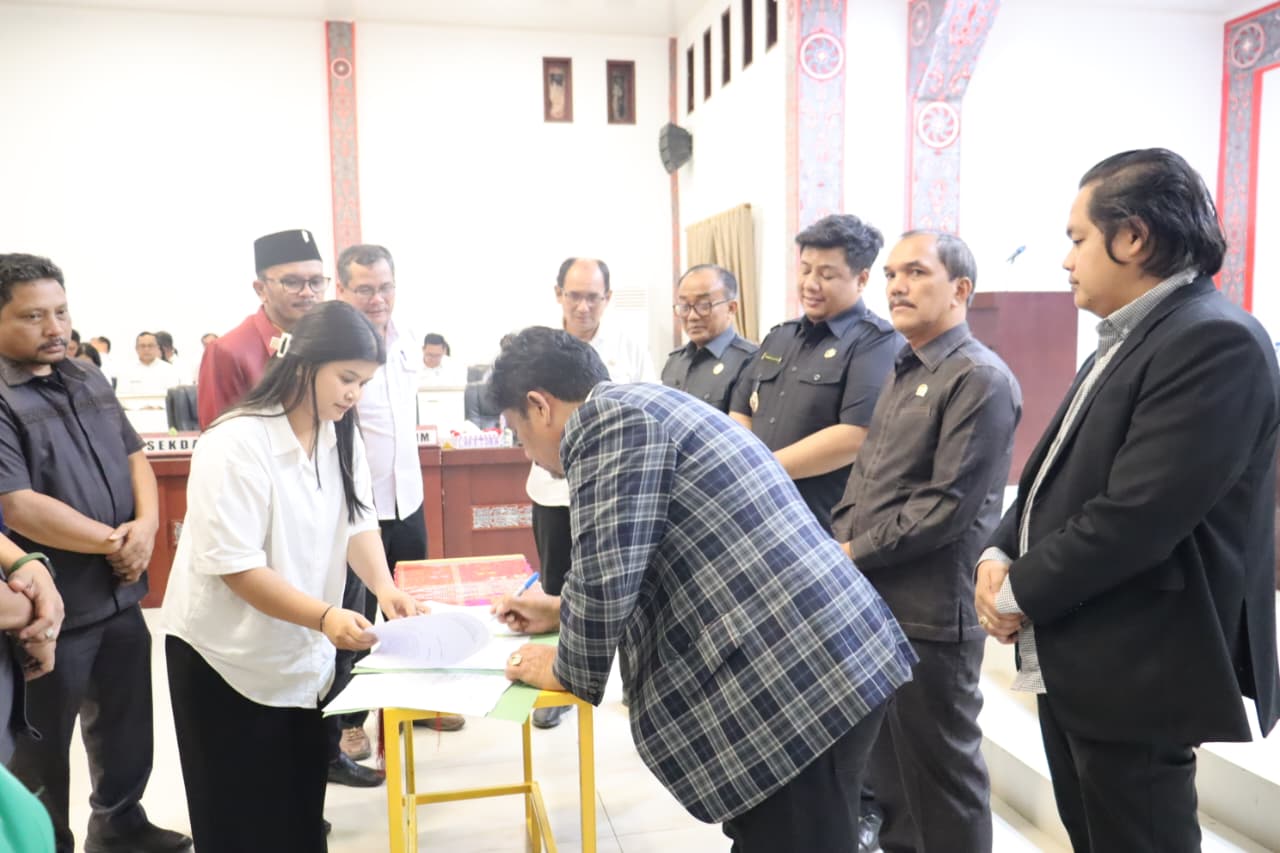 “Pemkab Samosir Dan DPRD Sahkan 2 Perda Baru : APBD 2025 dan Pengelolaan Sampah Jadi Prioritas”