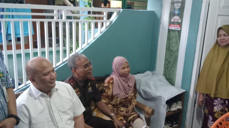 Kajati Sumut Jenguk Wartawan yang Sakit, Wujud Nyata Kepedulian terhadap Insan Pers