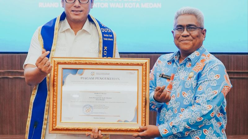 Rico Tri Putra Bayu Waas Dikukuhkan sebagai Duta Penggerak Ayah Teladan Kota Medan, Tegaskan Keluarga Kuat Fondasi Kemajuan Daerah