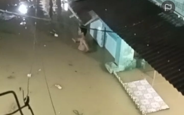 “Malam Mencekam di Sei Mati! Banjir Melanda Medan Katamso, Warga Mulai Evakuasi Saat Air Capai Sepintu Rumah”