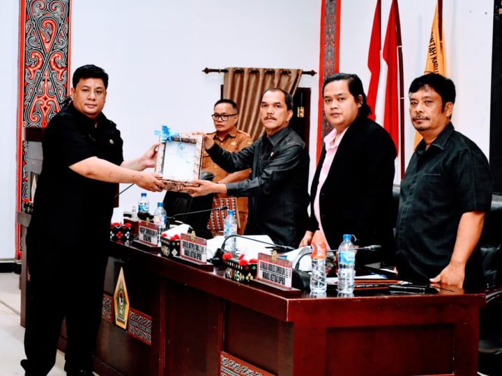 “Pendapatan Naik Rp71 Miliar, Bupati Vandiko Sampaikan Rancangan Perubahan KUA-PPAS 2026 ke DPRD Samosir”