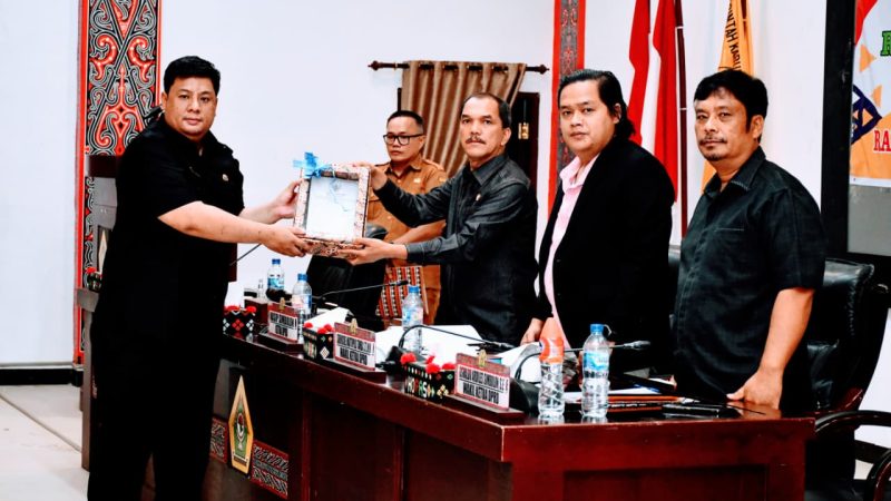 “Pendapatan Naik Rp71 Miliar, Bupati Vandiko Sampaikan Rancangan Perubahan KUA-PPAS 2026 ke DPRD Samosir”