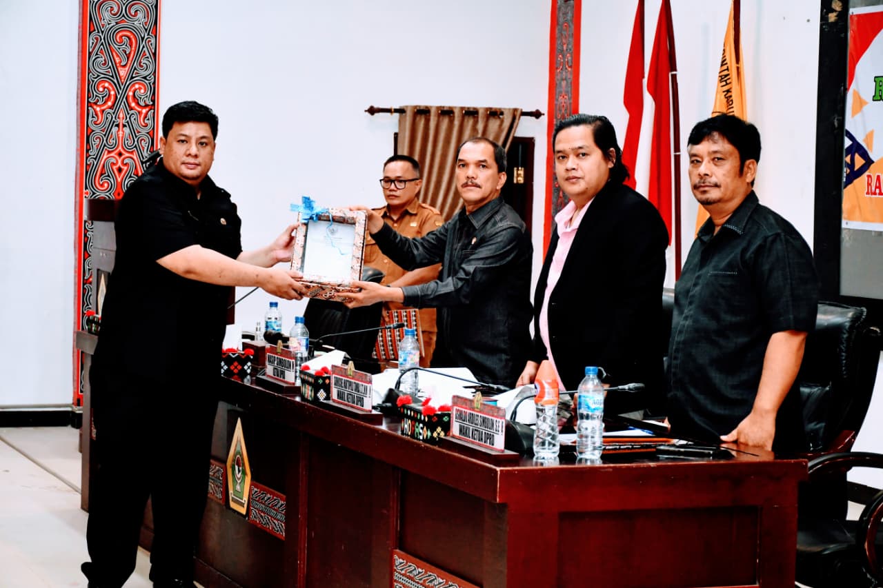 “Pendapatan Naik Rp71 Miliar, Bupati Vandiko Sampaikan Rancangan Perubahan KUA-PPAS 2026 ke DPRD Samosir”