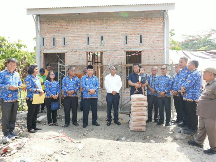 “Bangkit dari Kebakaran dan Puting Beliung, Wabup Samosir Serahkan Bantuan Bahan Bangunan untuk Warga Terdampak”