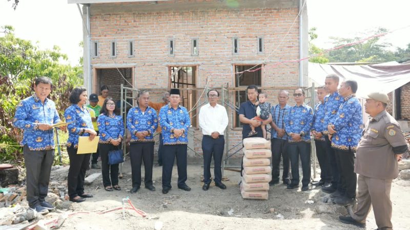 “Bangkit dari Kebakaran dan Puting Beliung, Wabup Samosir Serahkan Bantuan Bahan Bangunan untuk Warga Terdampak”