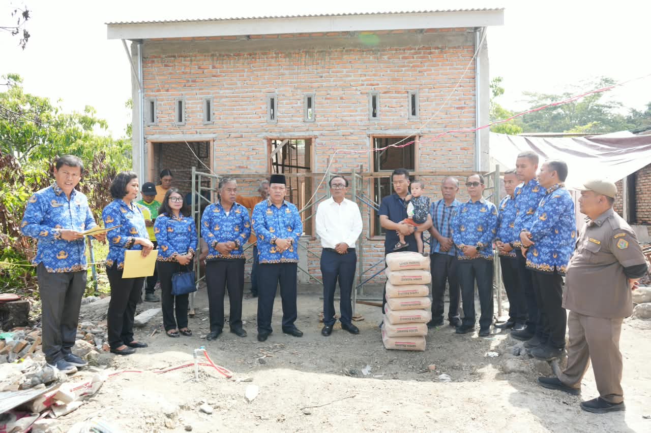 “Bangkit dari Kebakaran dan Puting Beliung, Wabup Samosir Serahkan Bantuan Bahan Bangunan untuk Warga Terdampak”