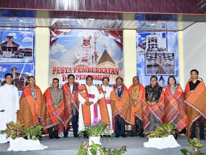 Pawai Sukacita dari Tano Ponggol, Bupati Vandiko dan Uskup Agung Medan Resmikan Gereja Katolik Santo Paulus Saitnihuta