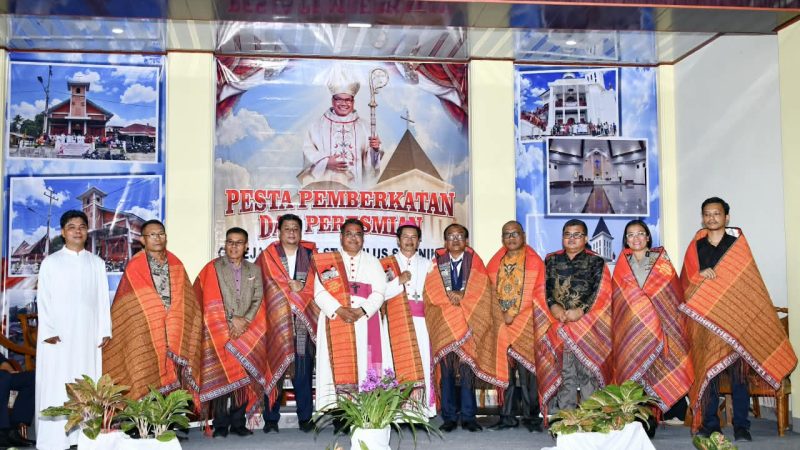 Pawai Sukacita dari Tano Ponggol, Bupati Vandiko dan Uskup Agung Medan Resmikan Gereja Katolik Santo Paulus Saitnihuta