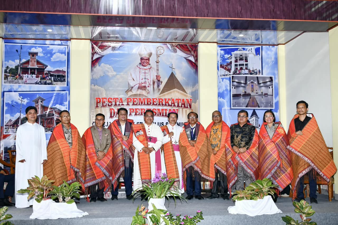 Pawai Sukacita dari Tano Ponggol, Bupati Vandiko dan Uskup Agung Medan Resmikan Gereja Katolik Santo Paulus Saitnihuta