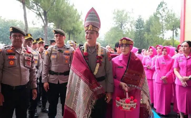 Disambut Ulos dan Tarian Tradisional,Irjenpol Sonny Irawan Resmi Pimpin Polda Sumut 