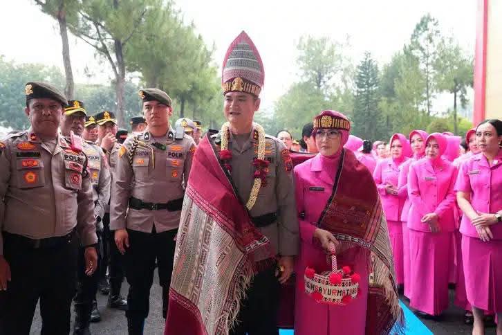 Disambut Ulos dan Tarian Tradisional,Irjenpol Sonny Irawan Resmi Pimpin Polda Sumut 