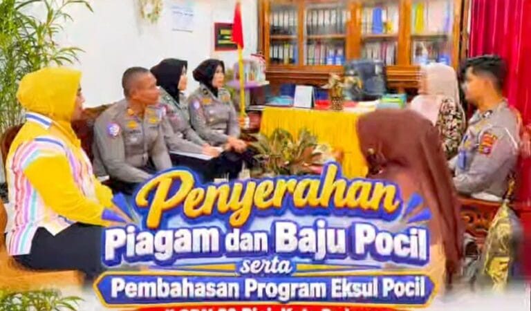 Penyerahan Piagam dan Baju Pocil, Ditlantas Polda Sumbar Kukuhkan Tim Polisi Cilik di SDN 20 Piai Padang