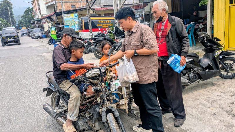 Danau Toba Diselimuti Asap Kiriman Karhutla, IWO Samosir dan Yayasan Pusuk Buhit Bagi 50 Kotak Masker Gratis untuk Pelajar
