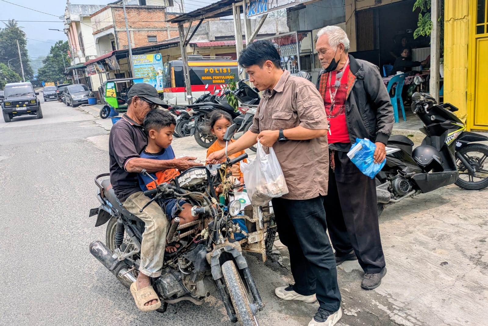 Danau Toba Diselimuti Asap Kiriman Karhutla, IWO Samosir dan Yayasan Pusuk Buhit Bagi 50 Kotak Masker Gratis untuk Pelajar
