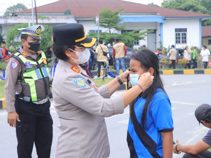 Samosir Diselimuti Asap, Kapolres AKBP Rina Tarigan Turun ke Jalan Bagi-Bagi Masker ke Pelajar