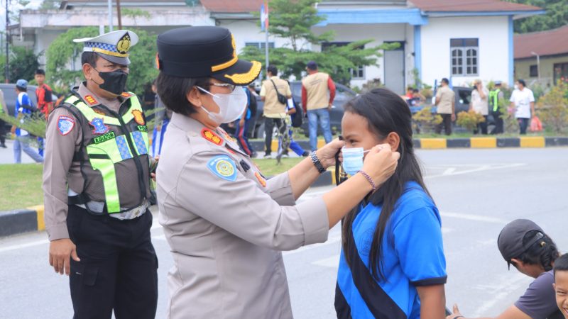 Samosir Diselimuti Asap, Kapolres AKBP Rina Tarigan Turun ke Jalan Bagi-Bagi Masker ke Pelajar