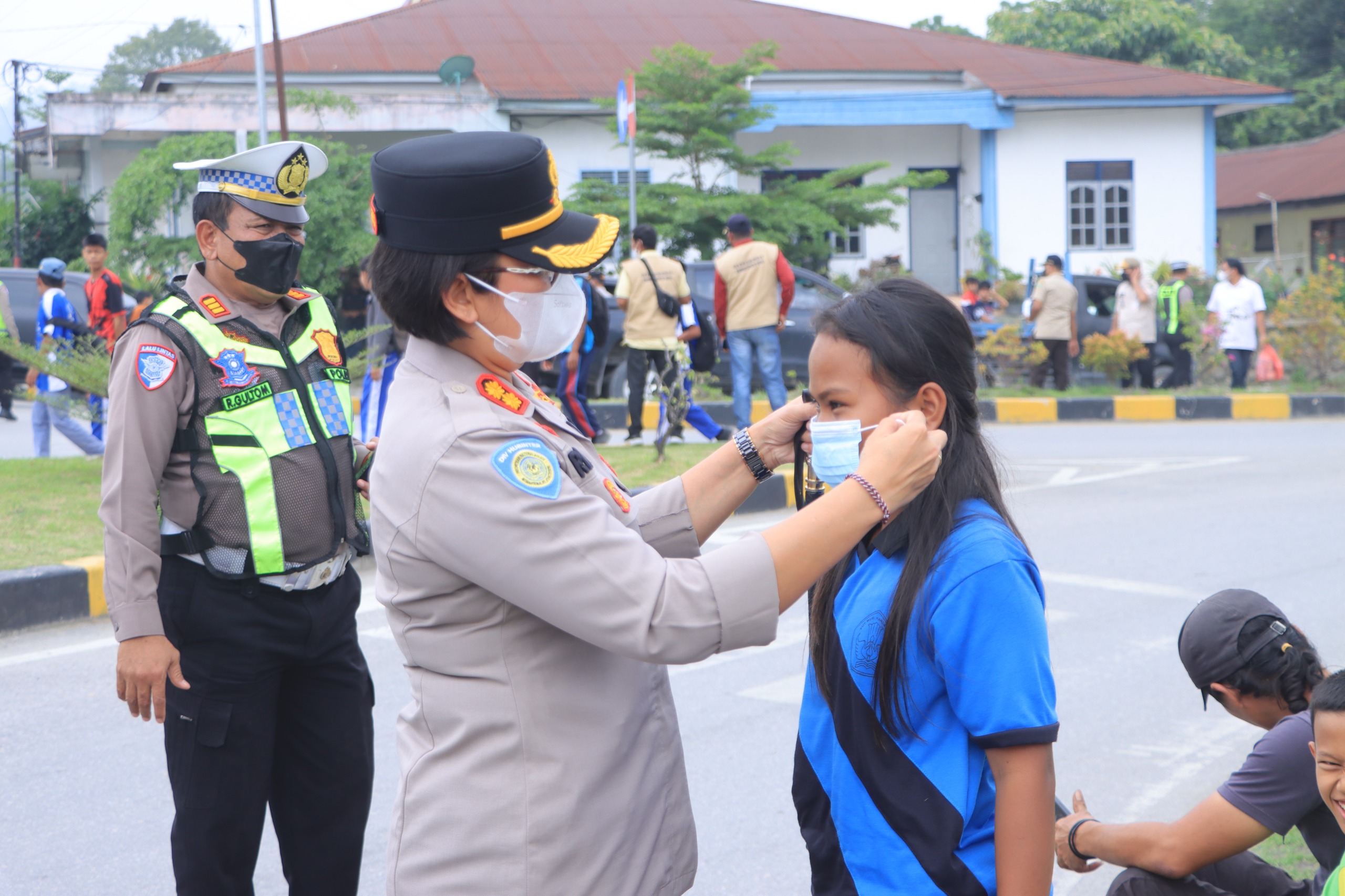 Samosir Diselimuti Asap, Kapolres AKBP Rina Tarigan Turun ke Jalan Bagi-Bagi Masker ke Pelajar