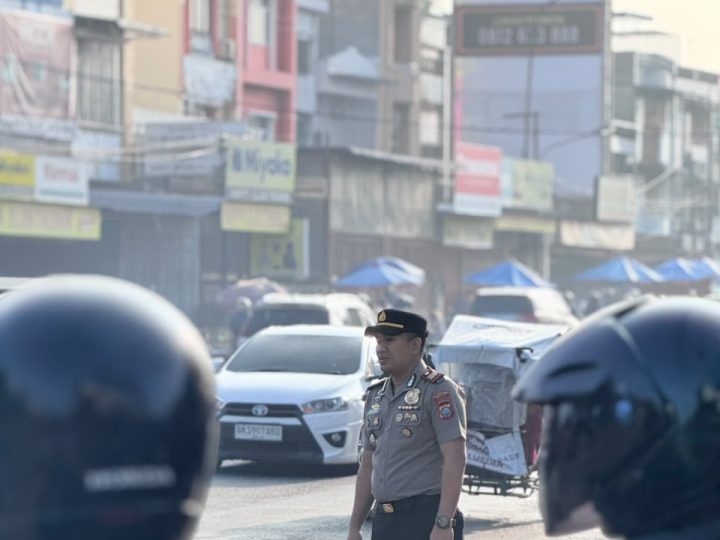 Senyuman Pengendara dan Kelancaraan Aktivitas Warga, Kapolsek Sunggal Turun Langsung Ke Jalan