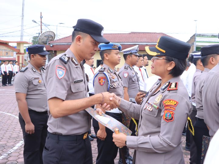 20 Personel Polres Samosir Dapat Reward, Kapolres AKBP Rina : Jangan Arogan, Jangan Sakiti Hati Rakyat