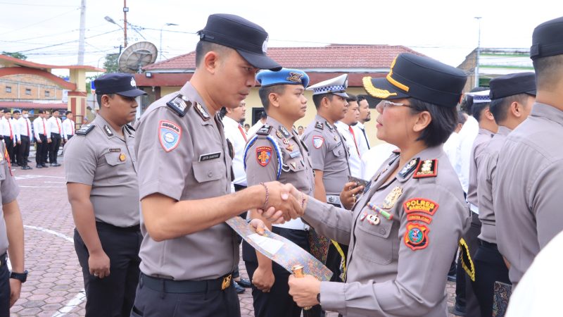 20 Personel Polres Samosir Dapat Reward, Kapolres AKBP Rina : Jangan Arogan, Jangan Sakiti Hati Rakyat