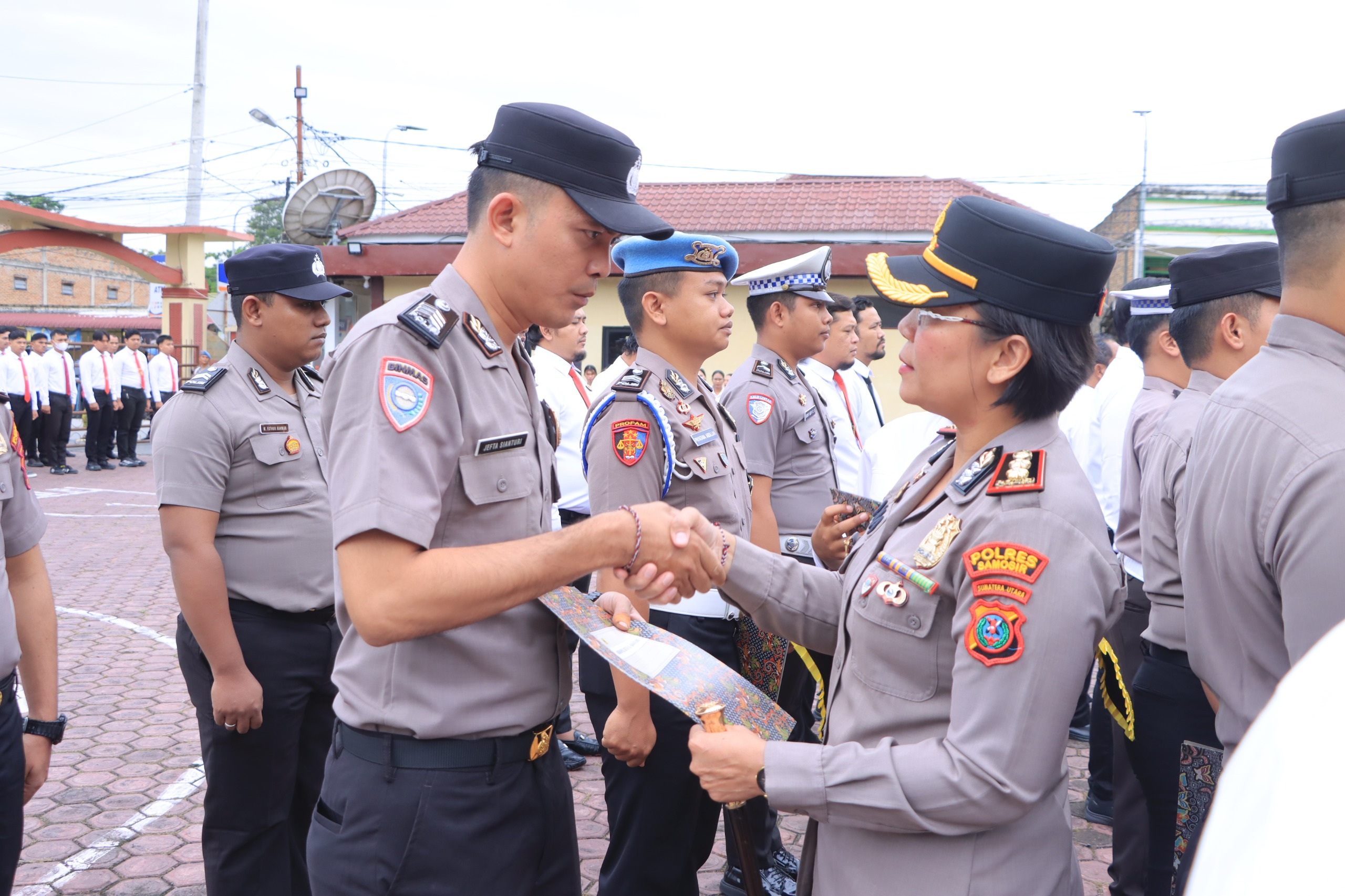 20 Personel Polres Samosir Dapat Reward, Kapolres AKBP Rina : Jangan Arogan, Jangan Sakiti Hati Rakyat