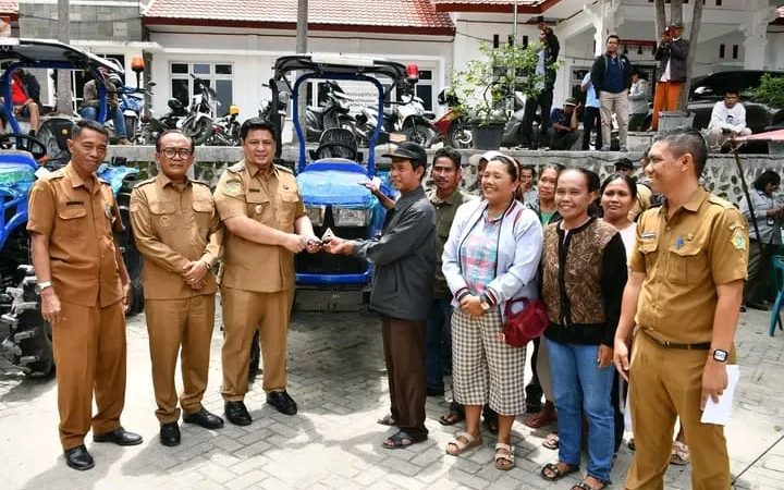 6 Traktor Roda 4 dan 44 Pompa Air Turun ke Samosir, Vandiko Bidik Bawang Putih Jadi Benih Nasional